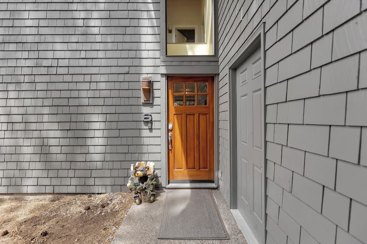 Front entry walkway at Puma Ln Sunriver