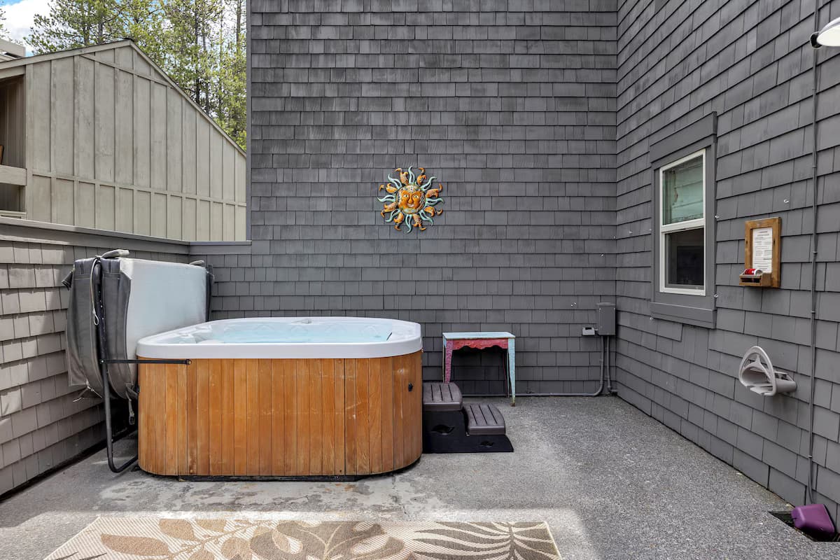 Private hot tub area for relaxing after Sunriver activities